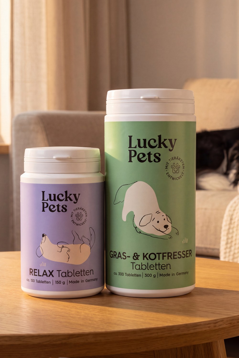 Relax Tabletten und Gras- & Kotfresser Tabletten auf einem Sideboard im Wohnzimmer, daneben eine Wolldecke und Lavendel