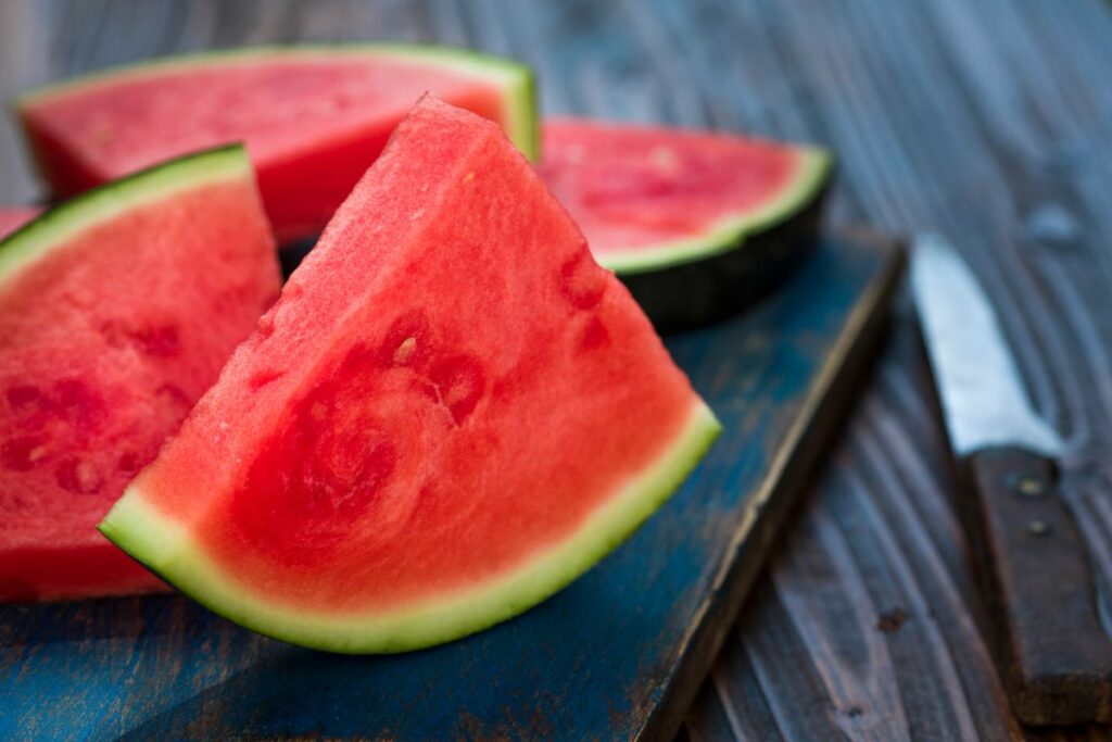 Wassermelonenstücke liegen auf einem Brett.