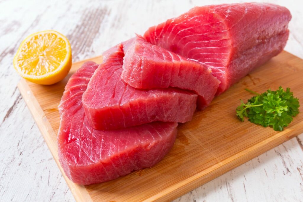 Richtige Zubereitung und Verfütterung von Thunfisch für Hunde